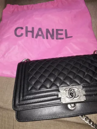 Bolso negro estilo Chanel También en color Burdeos