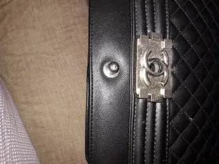 Bolso negro estilo Chanel También en color Burdeos