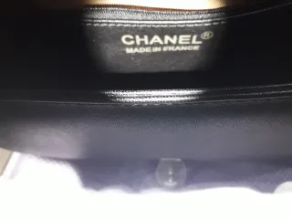 Bolso negro estilo Chanel También en color Burdeos