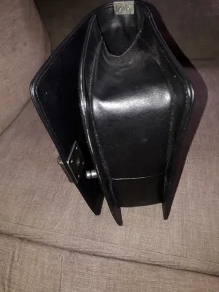 Bolso negro estilo Chanel También en color Burdeos