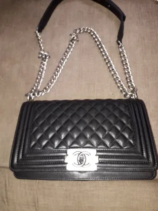 Bolso negro estilo Chanel También en color Burdeos