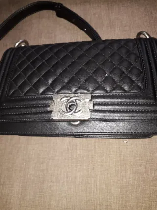 Bolso negro estilo Chanel También en color Burdeos