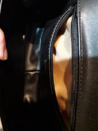 Bolso negro estilo Chanel También en color Burdeos