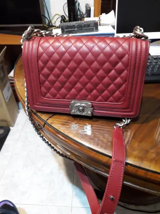 Bolso negro estilo Chanel También en color Burdeos