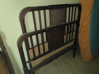 Cabeceros y camas antiguas de madera y acero.