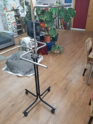 Burro de ropa diseño metal.