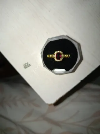 Anillo Oro con Piedra Roja y Circonitas