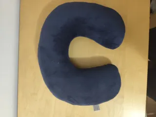 Cojín de viaje azul y verde