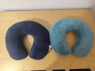 Cojín de viaje azul y verde