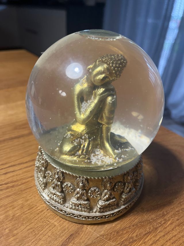 Sfera d'acqua dorata con Buddha