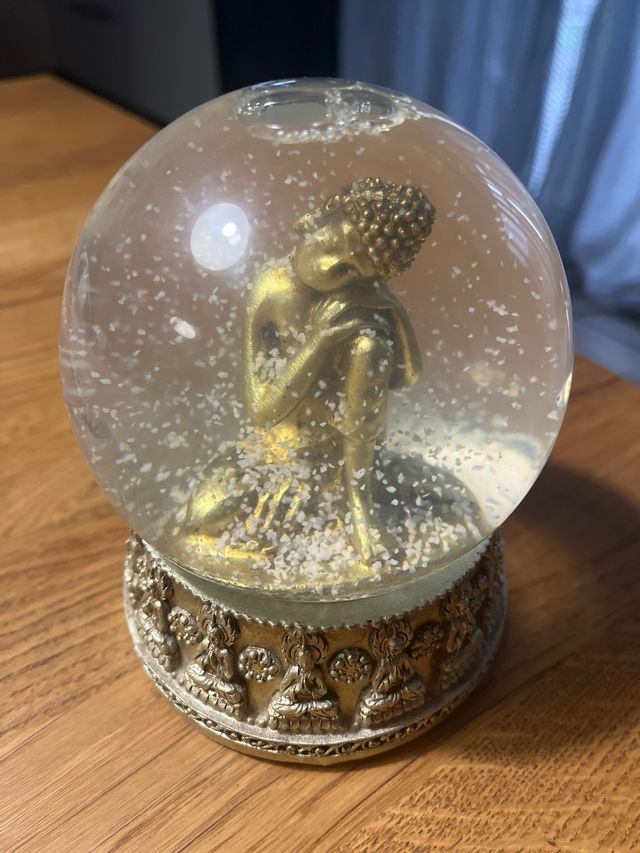 Sfera d'acqua dorata con Buddha