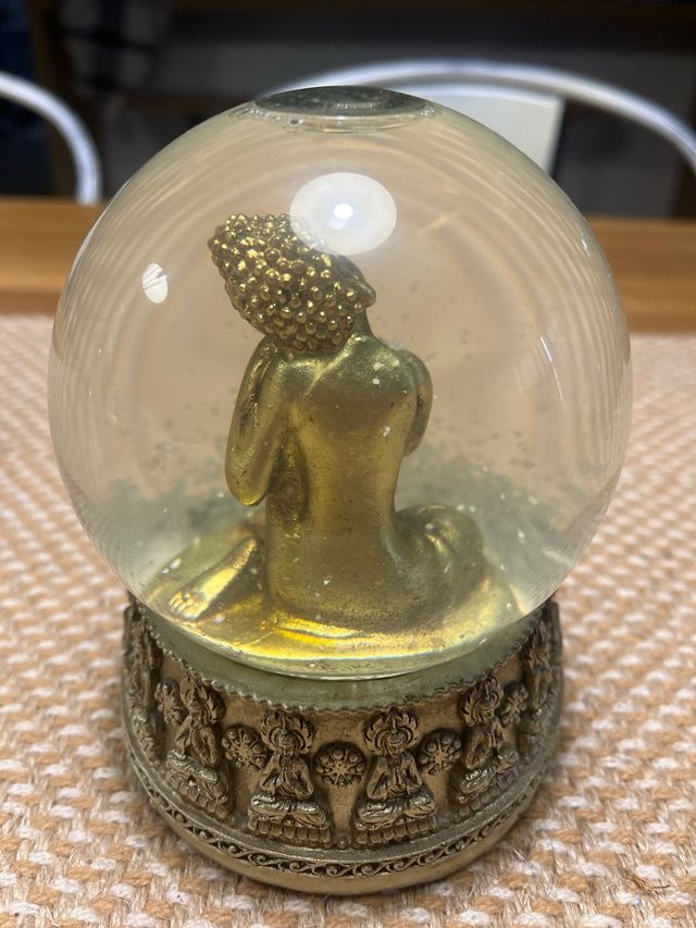 Sfera d'acqua dorata con Buddha