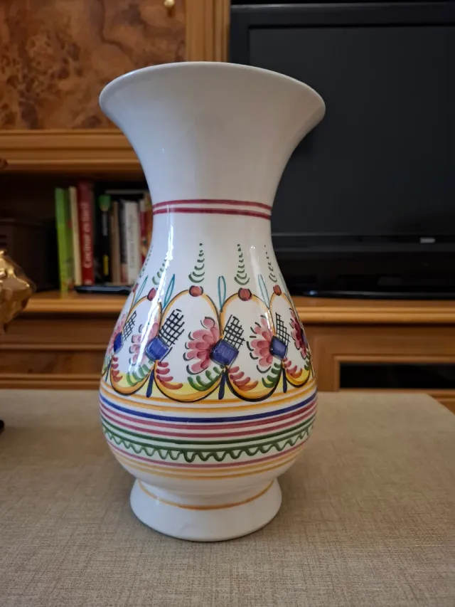 Jarrón de cerámica artesanal multicolor