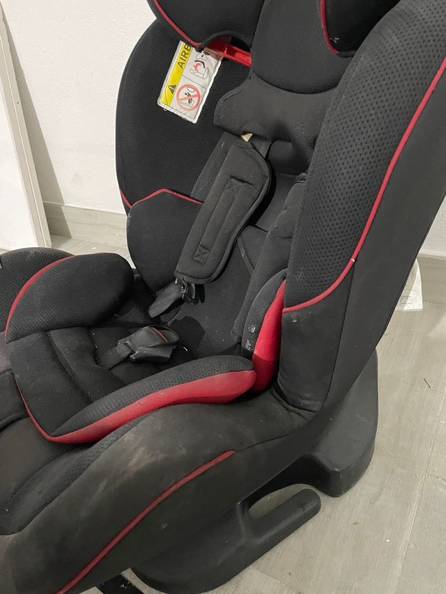 Silla de coche negra y roja