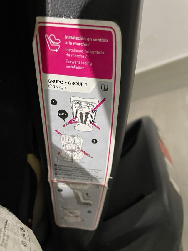 Silla de coche negra y roja