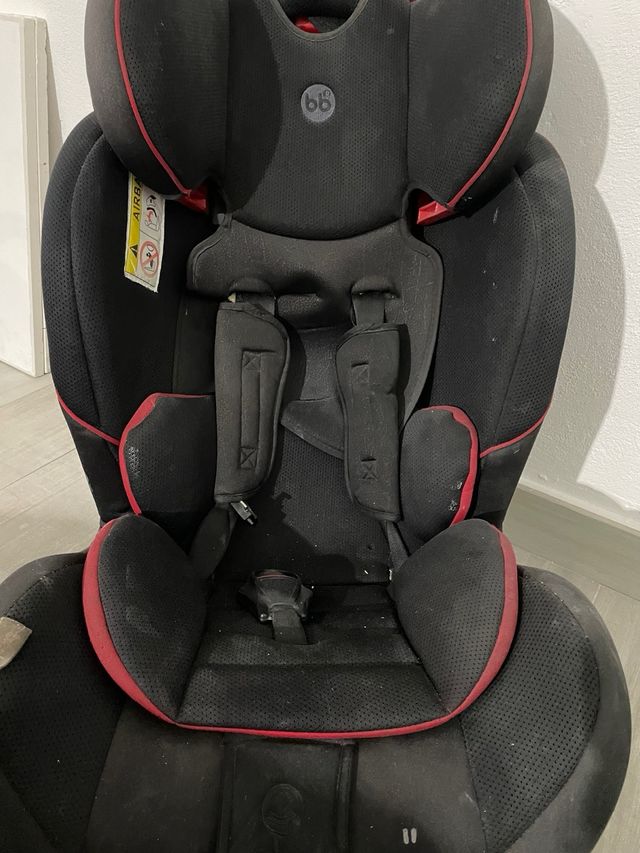Silla de coche negra y roja