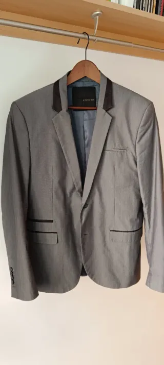 Americana gris con solapa oscura