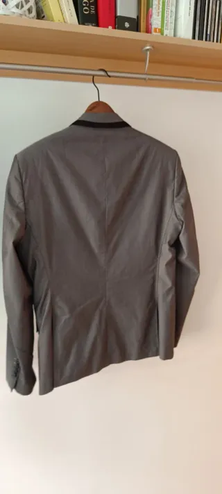 Americana gris con solapa oscura