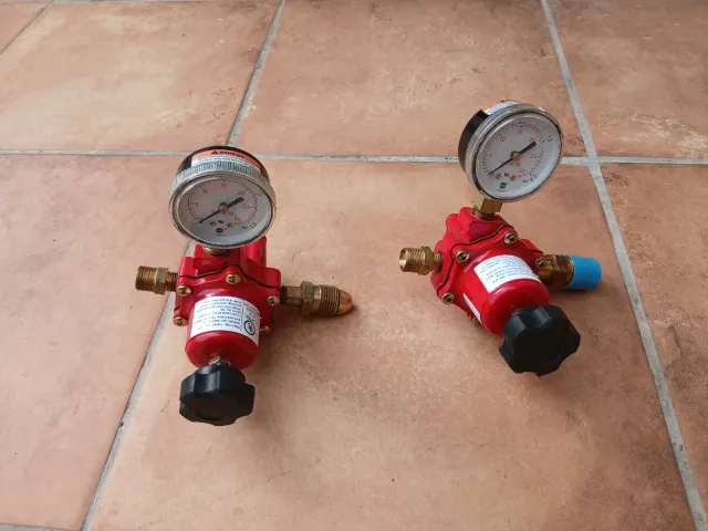 Regulador de gas Fisher rojo