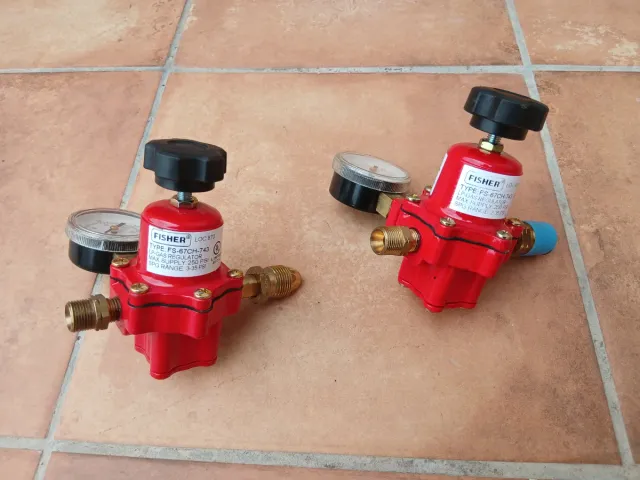 Regulador de gas Fisher rojo
