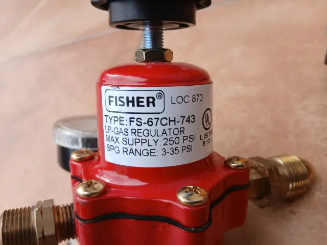 Regulador de gas Fisher rojo