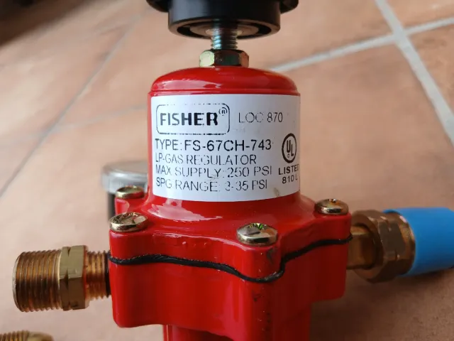 Regulador de gas Fisher rojo