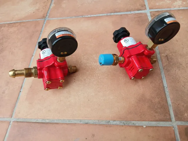 Regulador de gas Fisher rojo