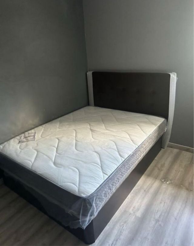 Letto e materasso grigio e nero