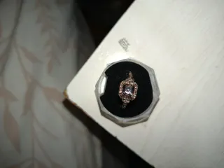 Anillo dorado con piedra morada
