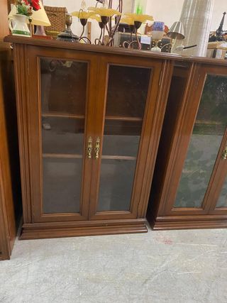 2 Vitrinas de madera y cristal