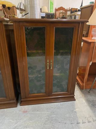 2 Vitrinas de madera y cristal