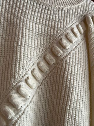 Jersey blanco tejido con detalle