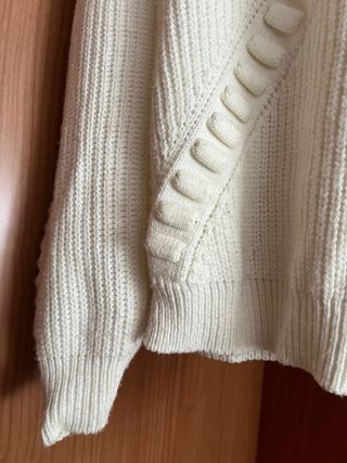 Jersey blanco tejido con detalle