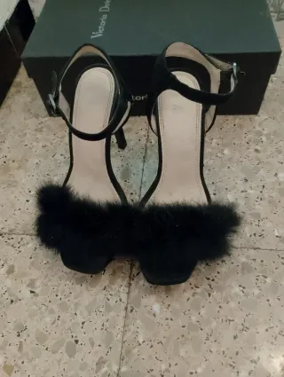 Zapatos de tacón negros con plumas