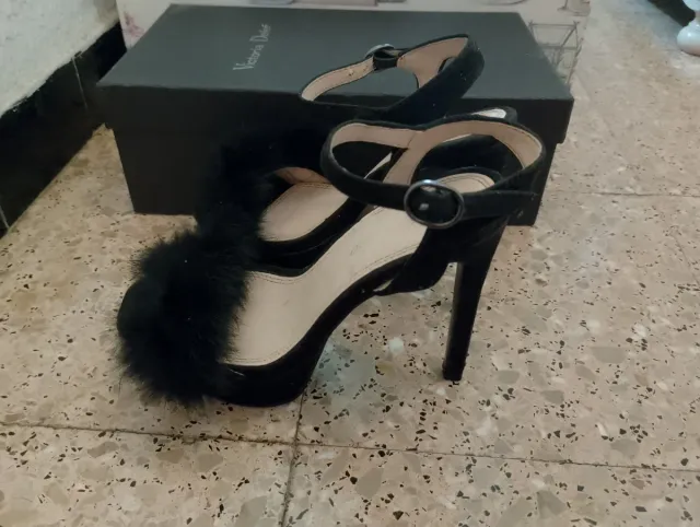 Zapatos de tacón negros con plumas