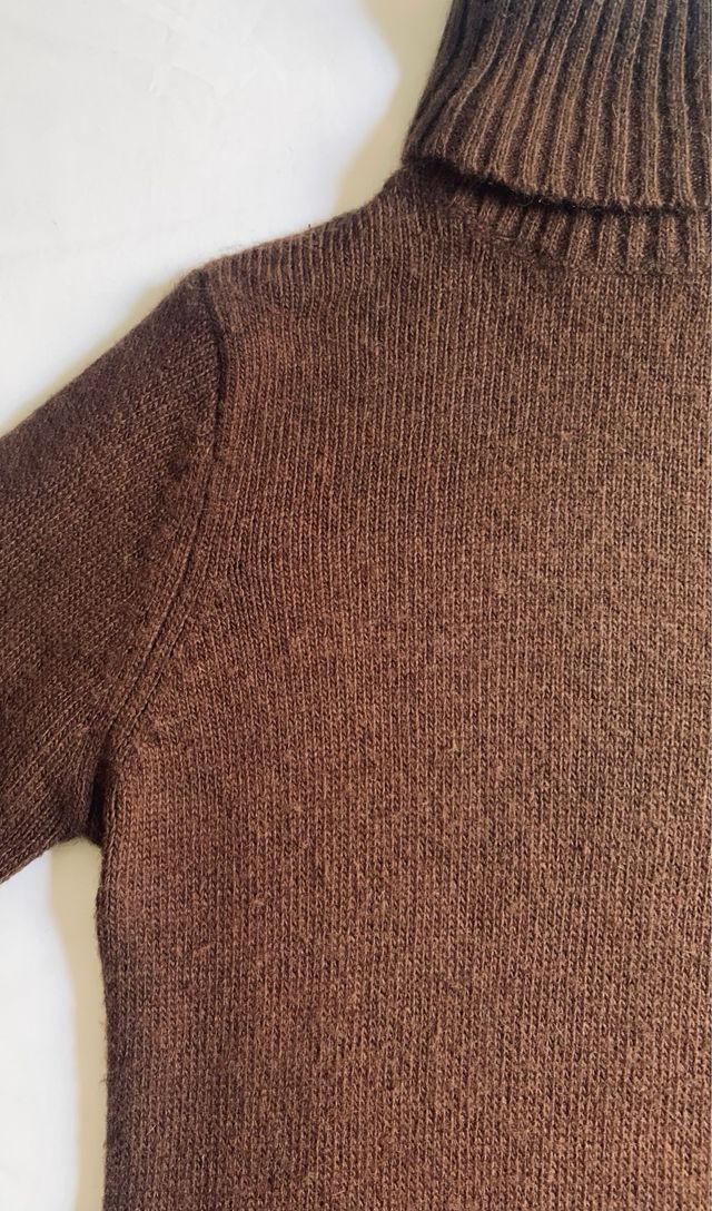 Jersey de cuello alto marrón chocolate