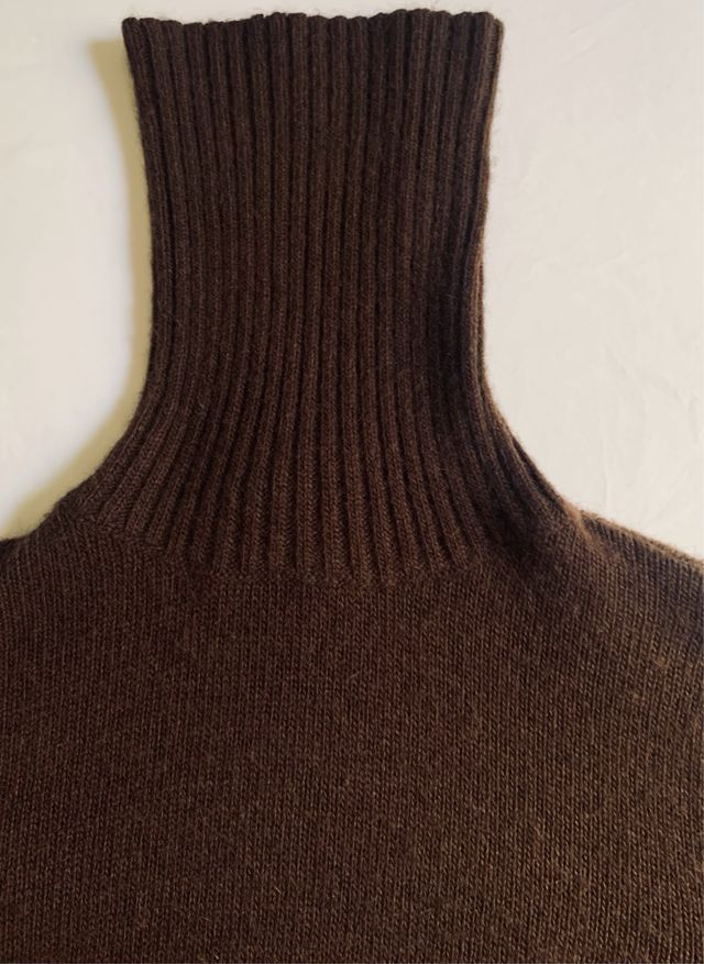 Jersey de cuello alto marrón chocolate