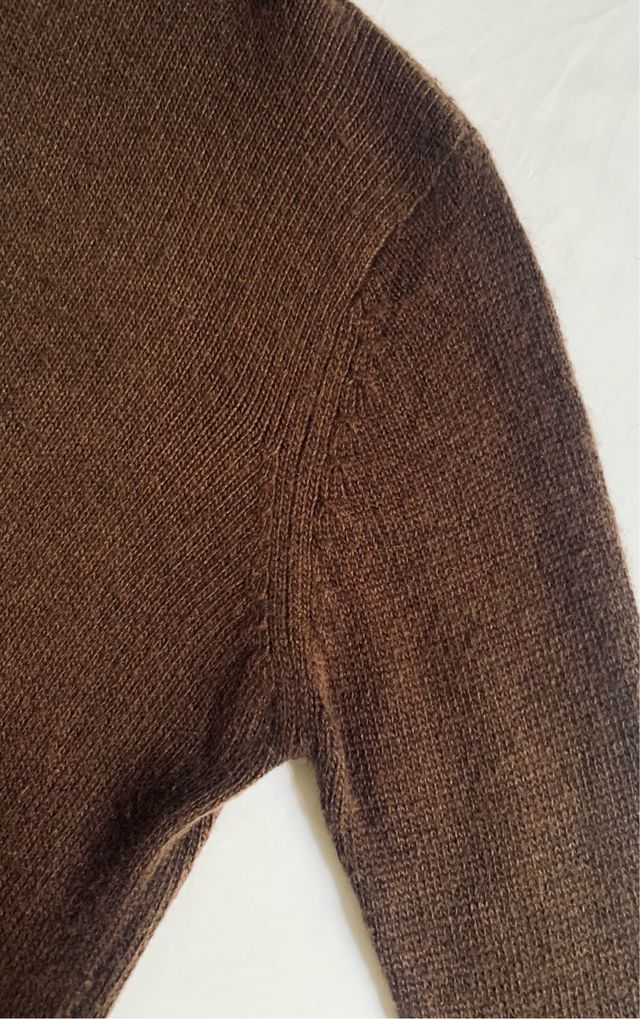 Jersey de cuello alto marrón chocolate