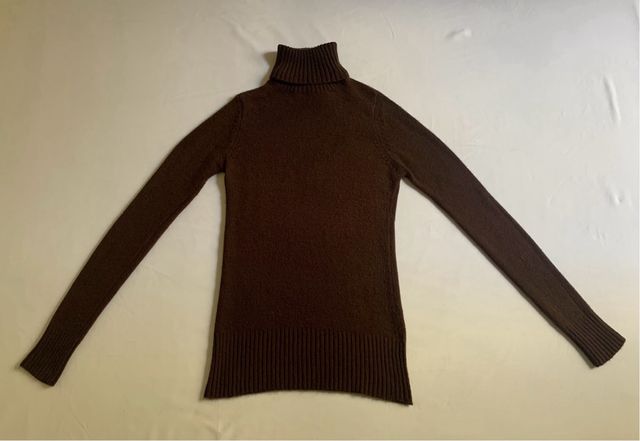 Jersey de cuello alto marrón chocolate