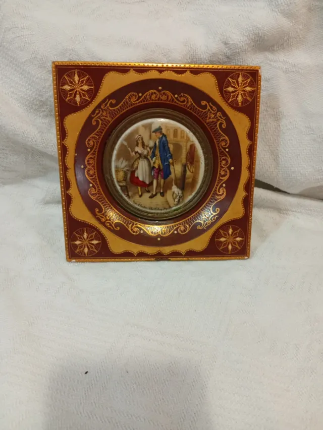 Cuadro Madera Policromada y Porcelana