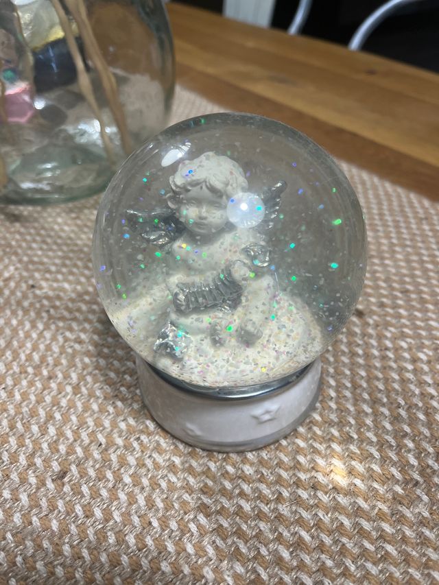 Sfera d'acqua con figura di angelo