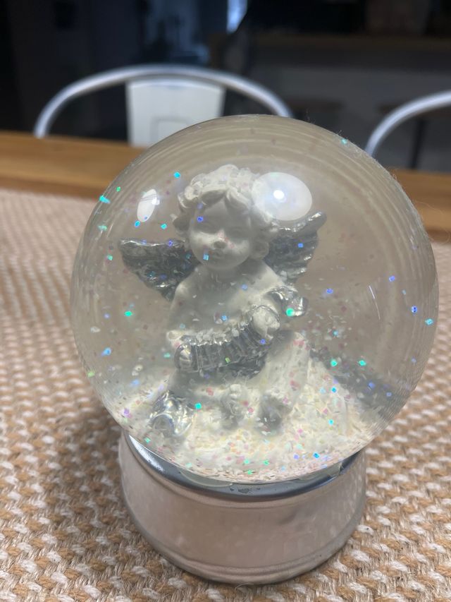 Sfera d'acqua con figura di angelo