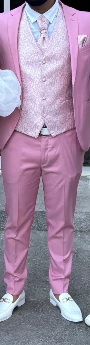 Traje de novio rosa palo