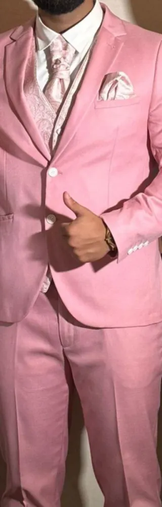 Traje de novio rosa palo
