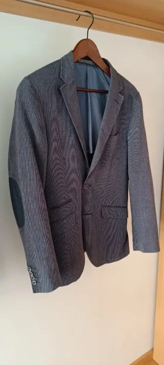 Americana azul con coderas