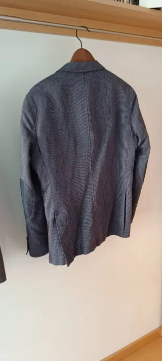 Americana azul con coderas