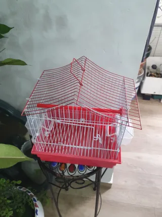 Jaula para mascotas roja y blanca