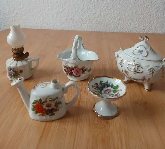 Figuras de porcelana decoradas