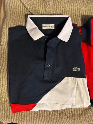 Polo Lacoste azul, blanco y rojo