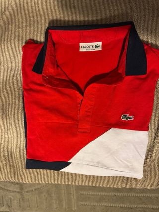 Polo Lacoste azul, blanco y rojo